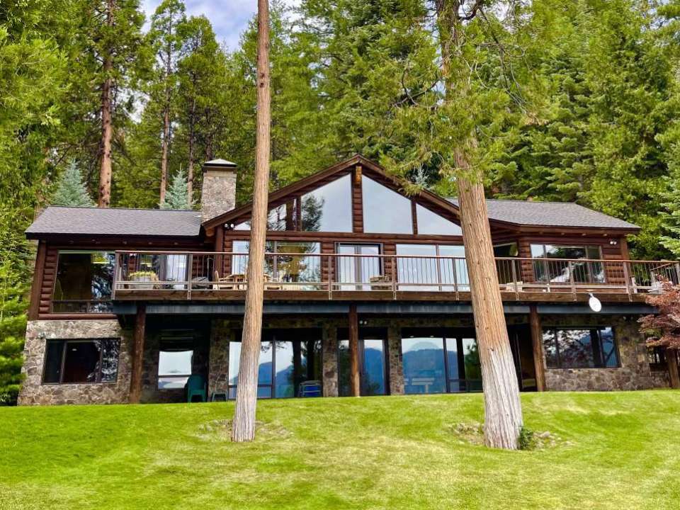 Howe’s Lakefront Lodge