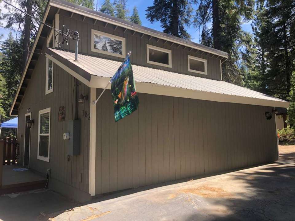 Jensen’s Lakefront Cottage- 182 Peninsula Drive Lake Almanor